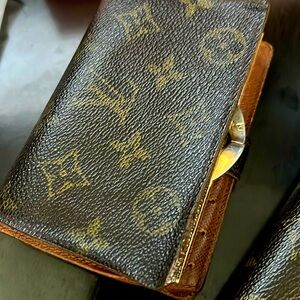 Lv kisslock wallet
